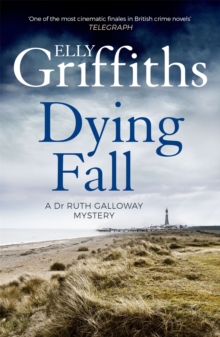 Dying Fall : A spooky, gripping read from a bestselling author (Dr Ruth Galloway Mysteries 5)