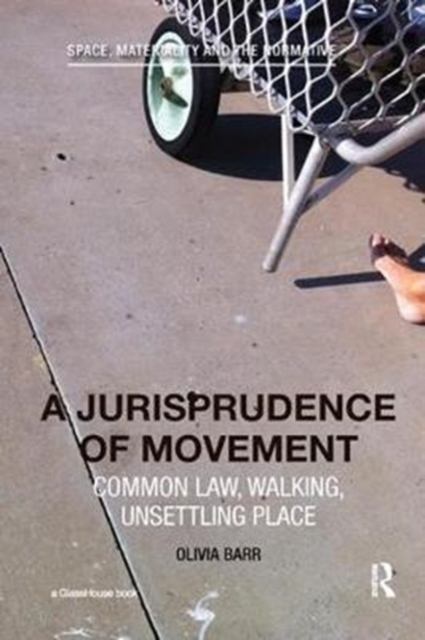 A Jurisprudence of Movement : Common Law, Walking, Unsettling Place, Paperback / softback Book