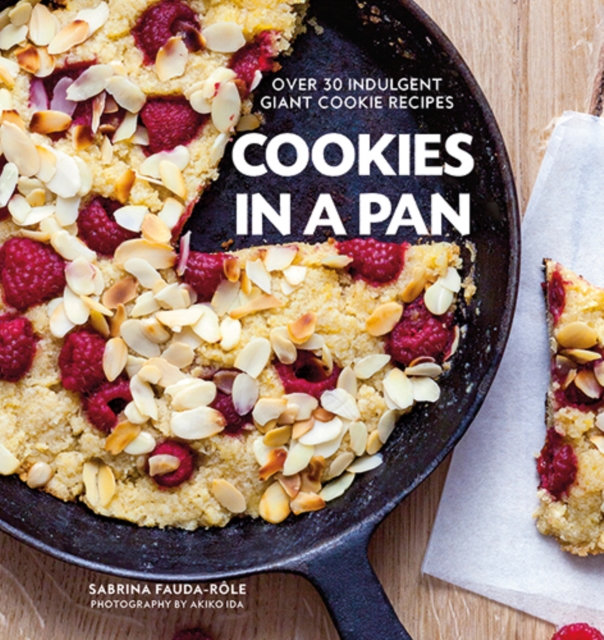 Cookies in a Pan : Over 30 indulgent giant cookie recipes, Hardback Book