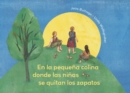 On the Small Hill Spanish Edition / En la pequea colina donde las nias se quitan los zapatos. - Book