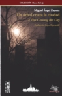 Un arbol cruza la ciudad : A Tree Crossing the City (Bilingual Edition) - Book