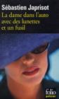 La dame dans l'auto avec des lunettes et un fusil - Book