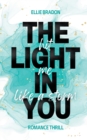 THE LIGHT IN YOU - Hit Me Like A Storm : Mitreissender Sommer-Roman mit humorvollen Enemies-to-Lovers-Vibes und Spicy-Szenen - Book