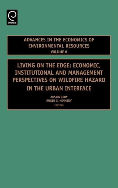 Living on the Edge : Economic, Institutional and Management Perspectives on Wildfire Hazard in the Urban Interface, Hardback Book