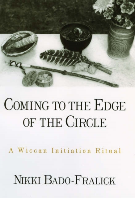 Coming to the Edge of the Circle : A Wiccan Initiation Ritual, Hardback Book