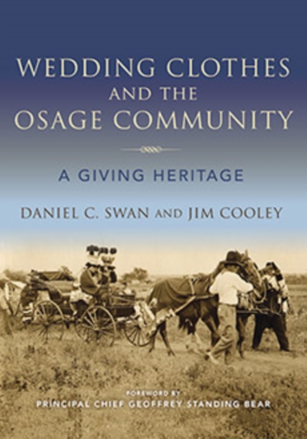 Wedding Clothes and the Osage Community : A Giving Heritage, Paperback / softback Book