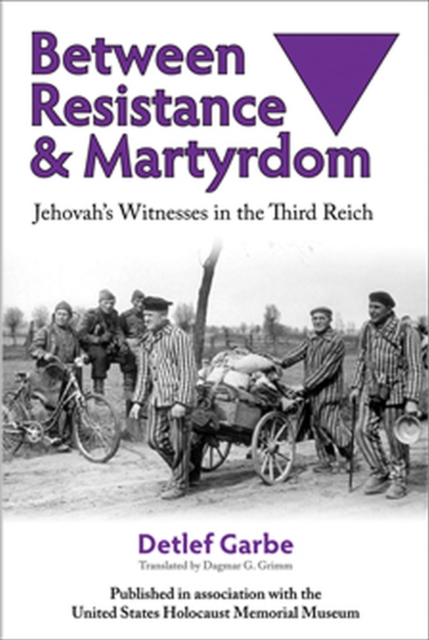 Between Resistance and Martyrdom : Jehovah's Witnesses in the Third Reich, Paperback / softback Book