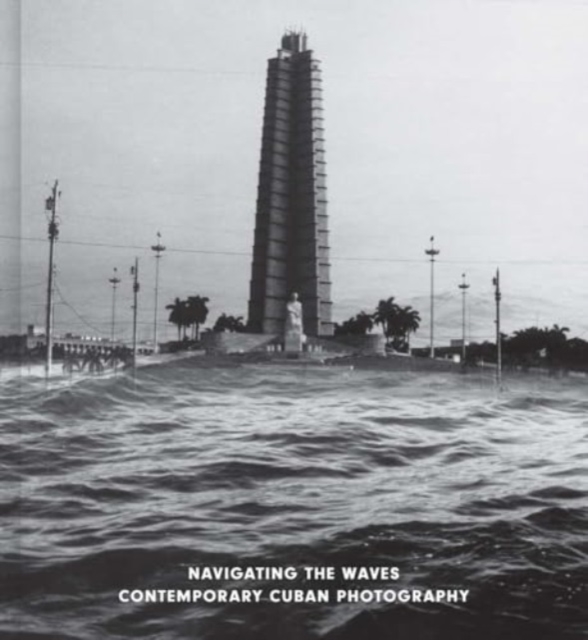 Navigating the Waves : Contemporary Cuban Photography, Hardback Book