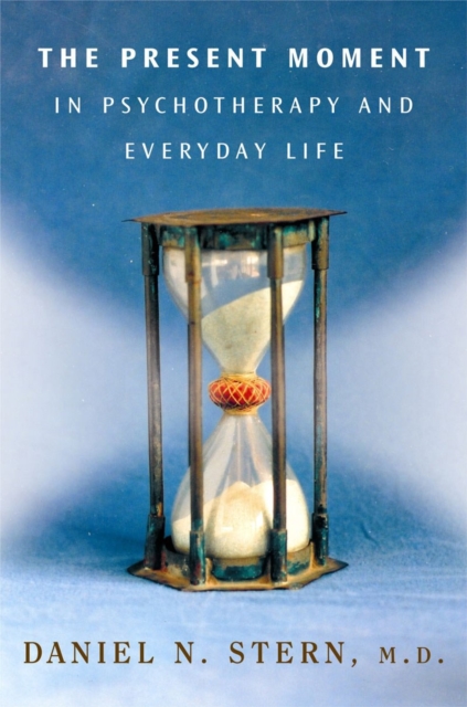 The Present Moment in Psychotherapy and Everyday Life, Hardback Book