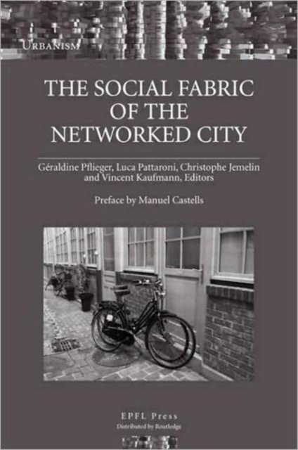The Social Fabric of the Networked City, Hardback Book