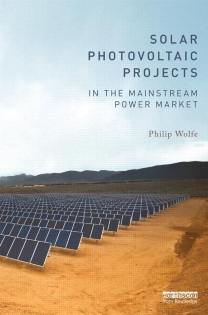 Solar Photovoltaic Projects in the Mainstream Power Market, Hardback Book
