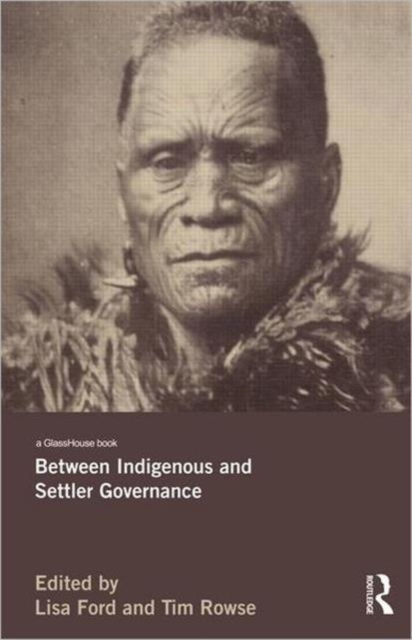 Between Indigenous and Settler Governance, Hardback Book