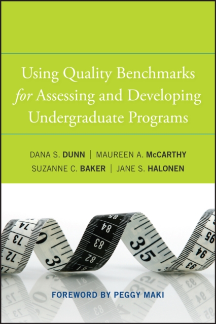 Using Quality Benchmarks for Assessing and Developing Undergraduate Programs, Hardback Book