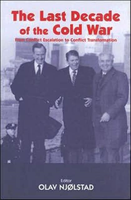 The Last Decade of the Cold War : From Conflict Escalation to Conflict Transformation, Hardback Book
