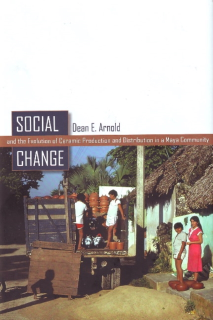 Social Change and the Evolution of Ceramic Production and Distribution in a Maya Community, Hardback Book
