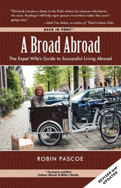 A Broad Abroad : The Expat Wife's Guide to Successful Living Abroad, Paperback / softback Book