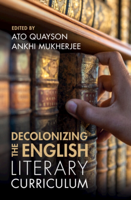 Decolonizing the English Literary Curriculum, Hardback Book