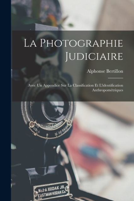 La photographie judiciaire : Avec un appendice sur la classification et l'identification anthropometriques, Paperback / softback Book
