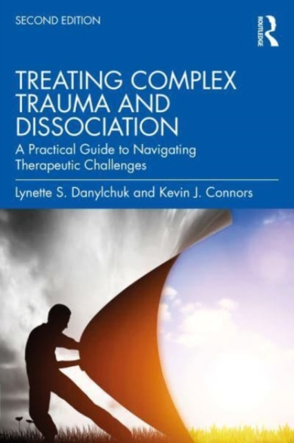 Treating Complex Trauma and Dissociation : A Practical Guide to Navigating Therapeutic Challenges, Paperback / softback Book