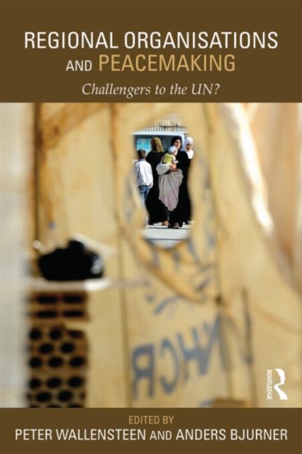 Regional Organizations and Peacemaking : Challengers to the UN?, Paperback / softback Book