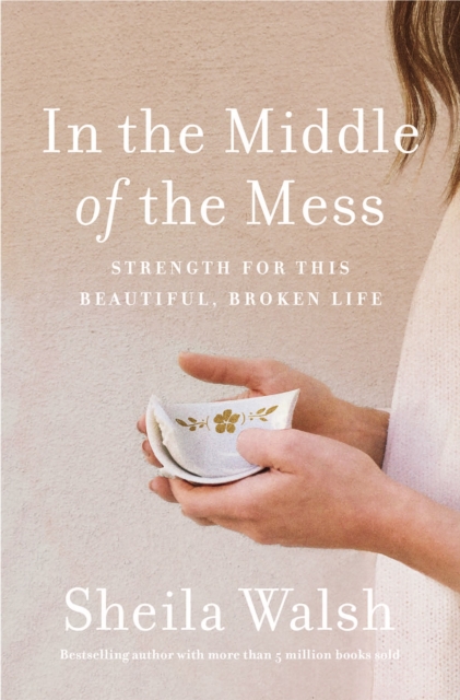 In The Middle Of The Mess : Strength For This Beautiful, Broken Life, Paperback Book