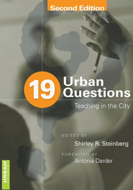 19 Urban Questions : Teaching in the City; Foreword by Antonia Darder, Paperback / softback Book
