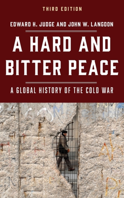 A Hard and Bitter Peace : A Global History of the Cold War, Hardback Book