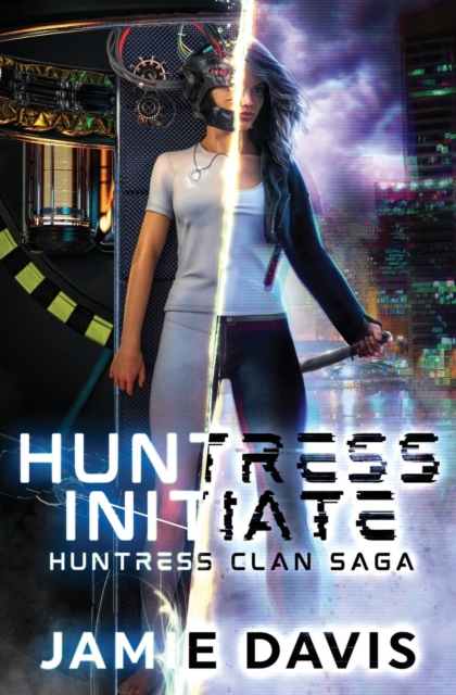 Huntress Initiate, Paperback / softback Book