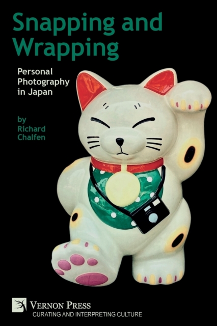 Snapping and Wrapping : Personal Photography in Japan, Paperback / softback Book