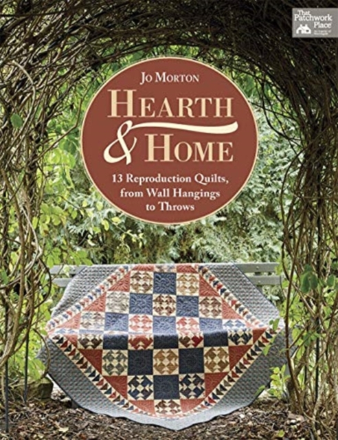 Hearth & Home : 13 Reproduction Quilts, from Wall Hangings to Throws, Paperback / softback Book