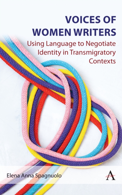 Voices of Women Writers : Using Language to Negotiate Identity in (Trans)migratory Contexts, Hardback Book