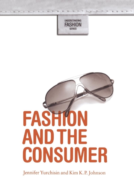 Fashion and the Consumer, Paperback / softback Book