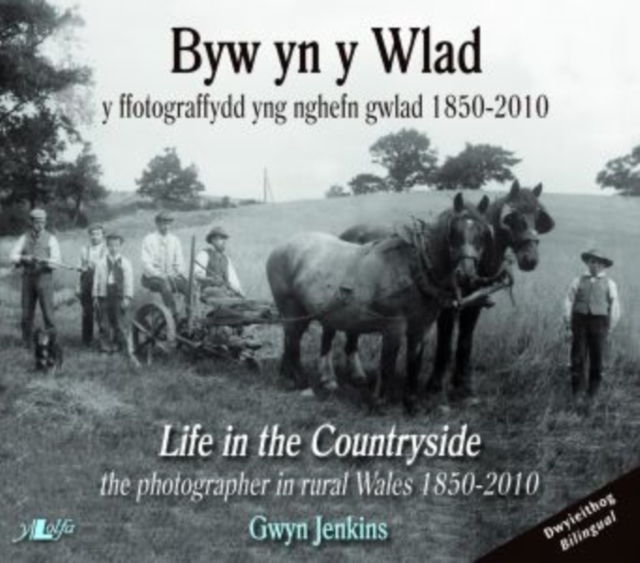 Byw yn y Wlad/Life in the Countryside - Y Ffotograffydd yng Nghefn Gwlad 1850-2010/The Photographer in Rural Wales 1850-2010, Paperback / softback Book