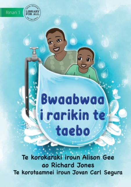 Papa at the Tap - Bwaabwaa i rarikin te taebo (Te Kiribati), Paperback / softback Book