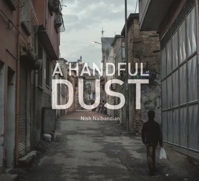 A Handful of Dust : Syrian Refugees in Turkey, Hardback Book