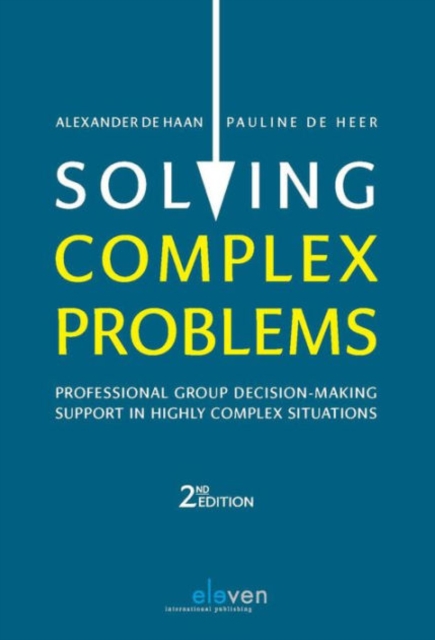 Solving Complex Problems : Professional Group Decision-Making Support in Highly Complex Situations, Paperback Book